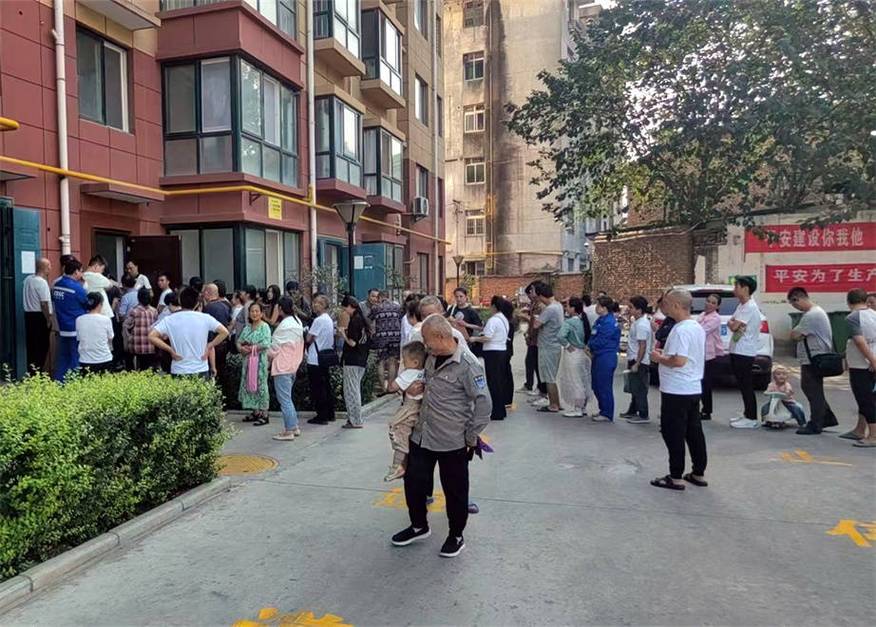 银海医保卡到期更换社区便民服务：李阿姨的“一门清”经历